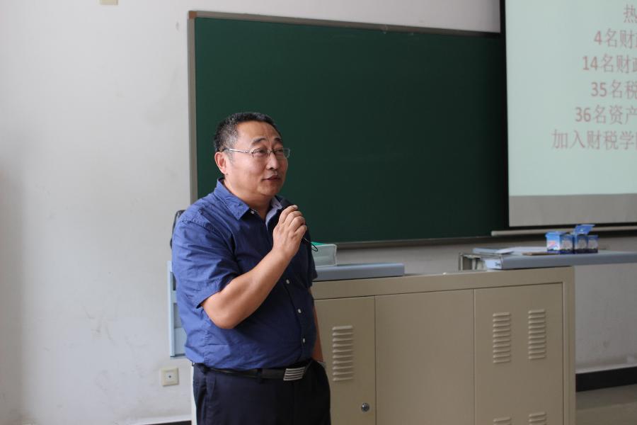 姚院长给新生介绍院史院情